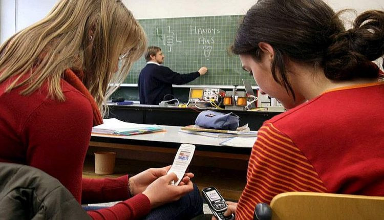 «Μάστιγα» τα κινητά στα σχολεία – Μαθητές βιντεοσκοπούν τους καθηγητές ή και συμμαθητές τους και «ανεβάζουν» το υλικό στο διαδίκτυο